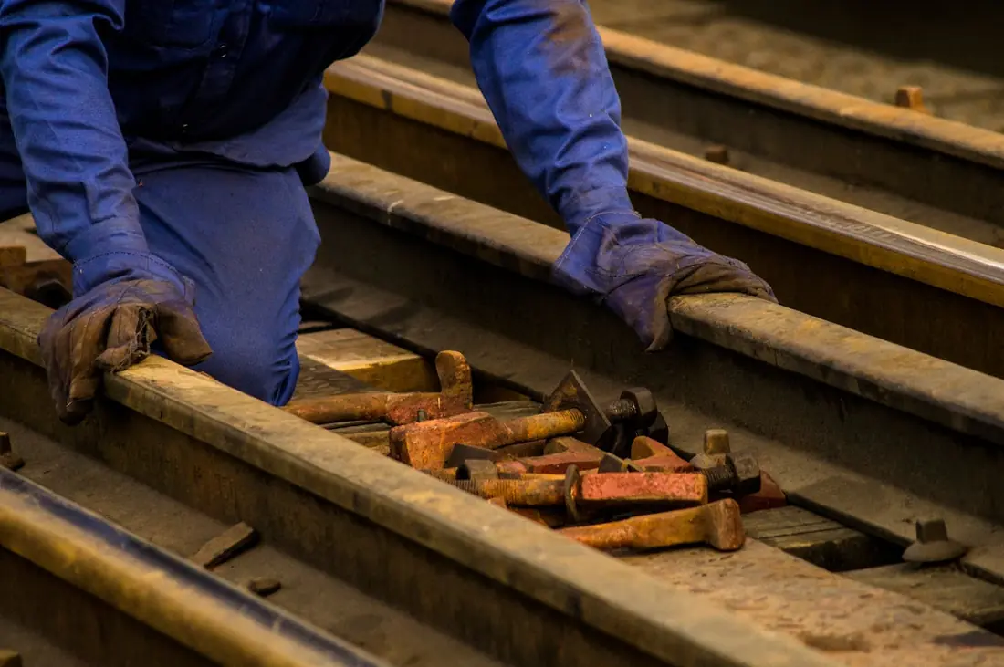 Mains gantées d'un ouvrier ferroviaire au travail, formation SECUFER Nice